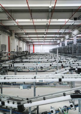 Modern bir lojistik deposunda ambalaj hattı. Modern fabrikanın endüstriyel iç mimarisi.