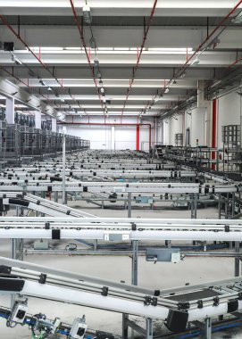 Zemini ve metal boruları olan bir fabrikanın modern iç mekanı.