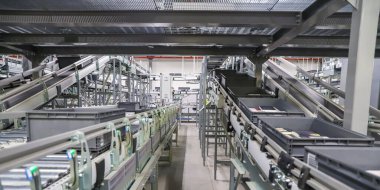 Sanayi fabrikası, üretim hattı, taşıma bandı