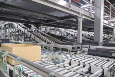 Deposunda taşıma bandı olan bir depo, endüstriyel arka plan.,