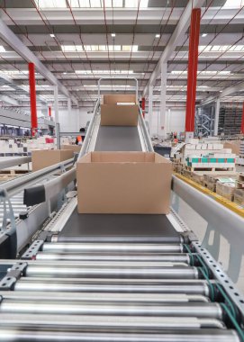 Deposunda taşıma bandı olan bir depo, endüstriyel arka plan.,