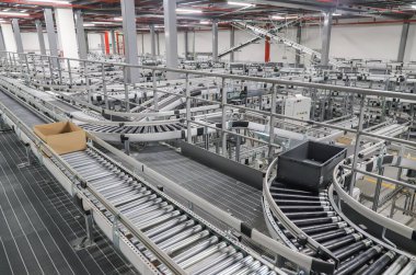 Modern depoda taşıma bandı.