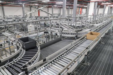 Modern depoda taşıma bandı.