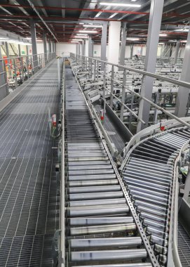 Deposunda taşıma bandı olan bir depo, endüstriyel arka plan.,