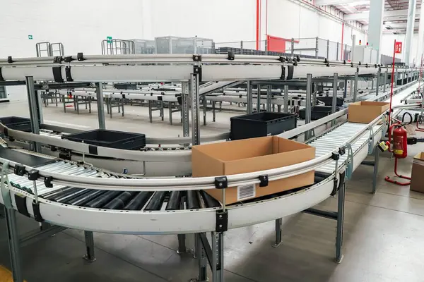 Modern fabrikada yiyecek ambalajı için modern taşıma bandı