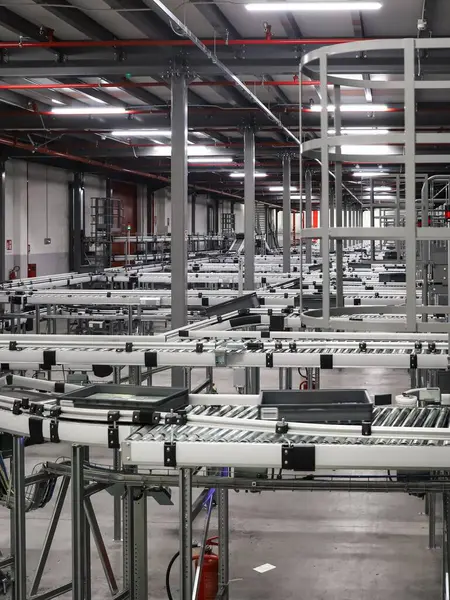 Modern bir sanayi fabrikasının içinde.