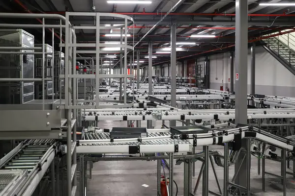 Modern bir fabrikanın içinde.