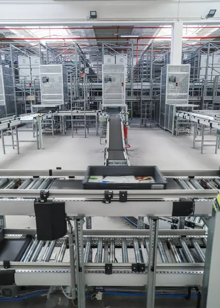 Modern bir lojistik deposunda ambalaj hattı. Modern fabrikanın endüstriyel iç mimarisi.
