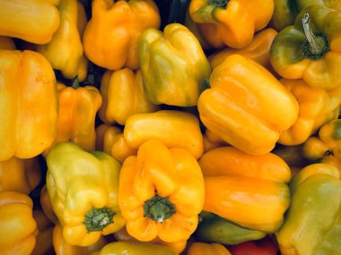 Piyasada olgun sarı biberler