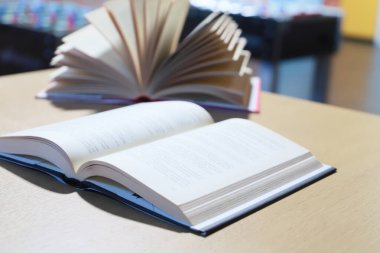 bir tablo üzerinde kitap