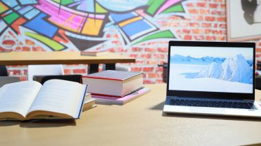 Ahşap bir masada dizüstü bilgisayarı olan modern bir iş yeri.