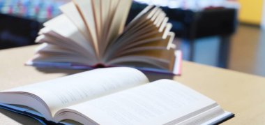 Masanın üzerinde açık bir kitap