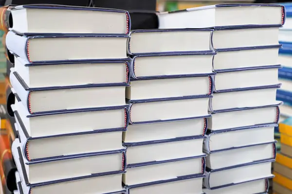 Okul kütüphanesinde kitap yığını