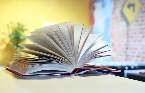 Masadaki kitabı aç, görünümü kapat