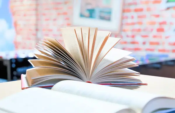 Kütüphanedeki masanın üzerinde kitap yığını