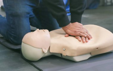 İlk yardım eğitim kavramında kalp masajı eğitimi