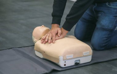 Erkek hasta klinikte ilk yardım çantası takıyor.
