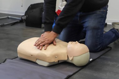 Kalp masajı eğitimi. İlk yardım eğitimi. İlk yardım eğitimi. İlk yardım eğitimi.