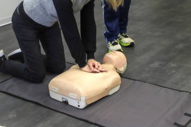 Kalp masajı eğitimi. İlk yardım eğitimi. İlk yardım eğitimi. İlk yardım eğitimi.