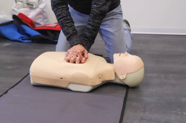 Suni teneffüs eğitiminde manken üzerine kalp masajı eğitimi