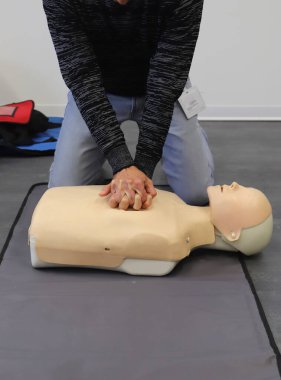 Kukla üzerinde suni teneffüs eğitimi