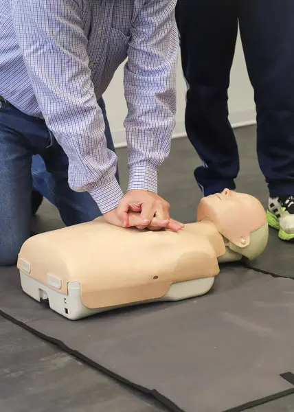 Kalp masajı eğitimi. İlk yardım eğitimi. İlk yardım eğitimi. İlk yardım eğitimi.