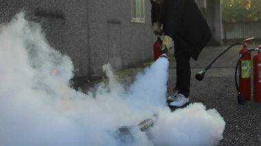 şirket güvenliği - itfaiye kursu sırasında egzersiz