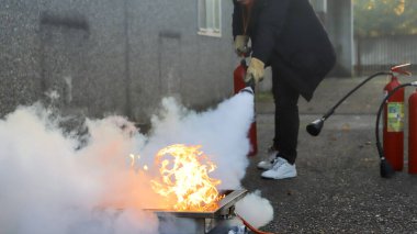 şirket güvenliği - itfaiye kursu sırasında egzersiz
