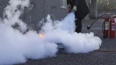 şirket güvenliği - itfaiye kursu sırasında egzersiz