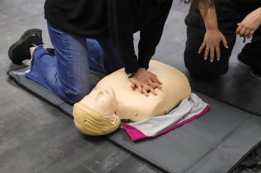İlk yardım kursu - şirket güvenliği - Kalp masajı - Temel Yaşam Desteği