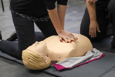 İlk yardım kursu - şirket güvenliği - Kalp masajı - Temel Yaşam Desteği