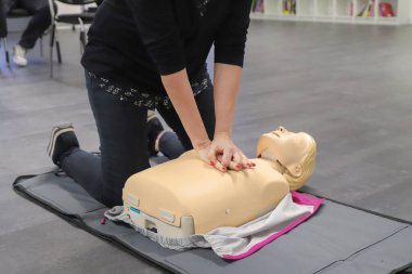 İlk yardım kursu - şirket güvenliği - Kalp masajı - Temel Yaşam Desteği