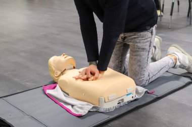 İlk yardım kursu - şirket güvenliği - Kalp masajı - Temel Yaşam Desteği