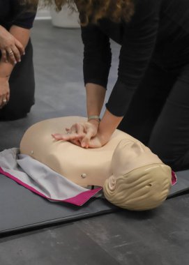 İlk yardım kursu - şirket güvenliği - Kalp masajı - Temel Yaşam Desteği