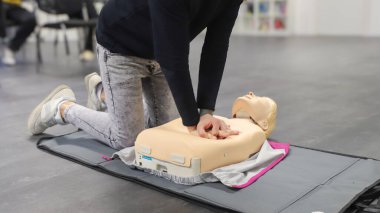 BLSD defibrilatör kullanma kursu. İlk yardım kursu - şirket güvenliği - Kalp masajı - Temel Yaşam Desteği