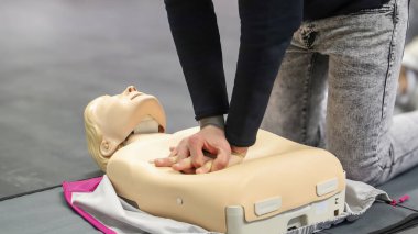 BLSD defibrilatör kullanma kursu. İlk yardım kursu - şirket güvenliği - Kalp masajı - Temel Yaşam Desteği