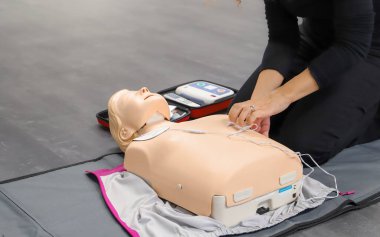 BLSD defibrilatör kullanma kursu. İlk yardım kursu - şirket güvenliği - Kalp masajı - Temel Yaşam Desteği