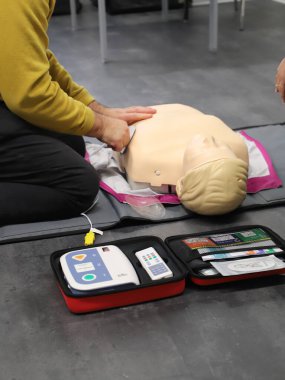 BLSD defibrilatör kullanma kursu. İlk yardım kursu - şirket güvenliği - Kalp masajı - Temel Yaşam Desteği