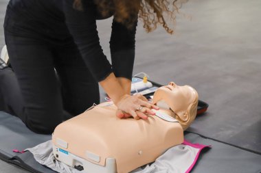 BLSD defibrilatör kullanma kursu. İlk yardım kursu - şirket güvenliği - Kalp masajı - Temel Yaşam Desteği