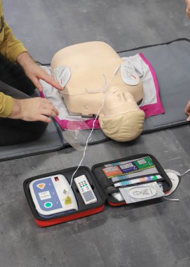 BLSD defibrilatör kullanma kursu. İlk yardım kursu - şirket güvenliği - Kalp masajı - Temel Yaşam Desteği