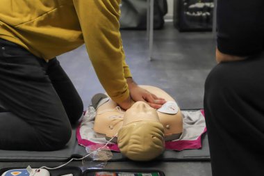 BLSD defibrilatör kullanma kursu. İlk yardım kursu - şirket güvenliği - Kalp masajı - Temel Yaşam Desteği