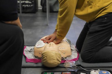 BLSD defibrilatör kullanma kursu. İlk yardım kursu - şirket güvenliği - Kalp masajı - Temel Yaşam Desteği