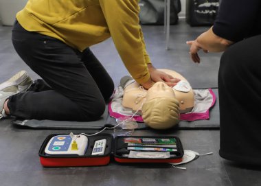 BLSD defibrilatör kullanma kursu. İlk yardım kursu - şirket güvenliği - Kalp masajı - Temel Yaşam Desteği