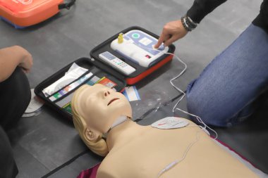 BLSD defibrilatör kullanma kursu. İlk yardım kursu - şirket güvenliği - Kalp masajı - Temel Yaşam Desteği