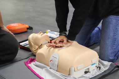 BLSD defibrilatör kullanma kursu. İlk yardım kursu - şirket güvenliği - Kalp masajı - Temel Yaşam Desteği