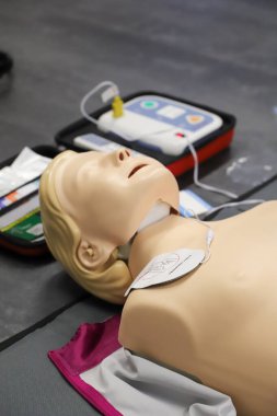 BLSD defibrilatör kullanma kursu. İlk yardım kursu - şirket güvenliği - Kalp masajı - Temel Yaşam Desteği