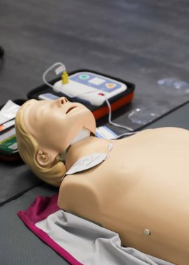 BLSD defibrilatör kullanma kursu. İlk yardım kursu - şirket güvenliği - Kalp masajı - Temel Yaşam Desteği