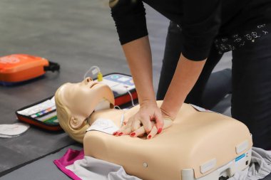 BLSD defibrilatör kullanma kursu. İlk yardım kursu - şirket güvenliği - Kalp masajı - Temel Yaşam Desteği