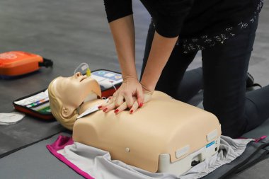 BLSD defibrilatör kullanma kursu. İlk yardım kursu - şirket güvenliği - Kalp masajı - Temel Yaşam Desteği