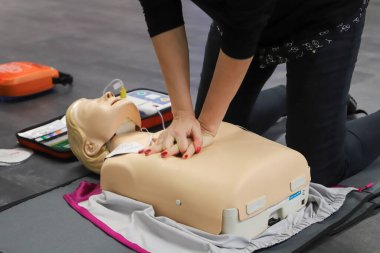 BLSD defibrilatör kullanma kursu. İlk yardım kursu - şirket güvenliği - Kalp masajı - Temel Yaşam Desteği